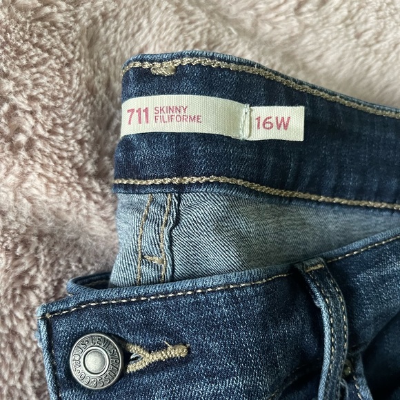 Levi 711 women’s jeans sz 16w with stars dark wash - Picture 3 of 4